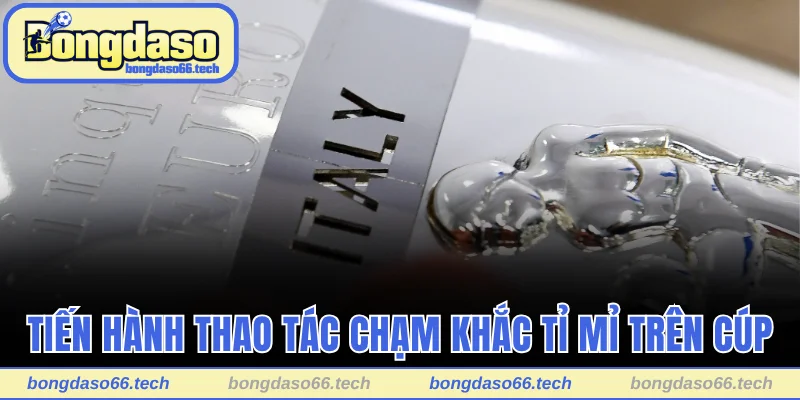 Cup Euro Làm Bằng Gì? Sự Thật Khiến Bạn Phải Choáng Ngợp 3 Tiến hành thao tác chạm khắc tỉ mỉ trên cúp